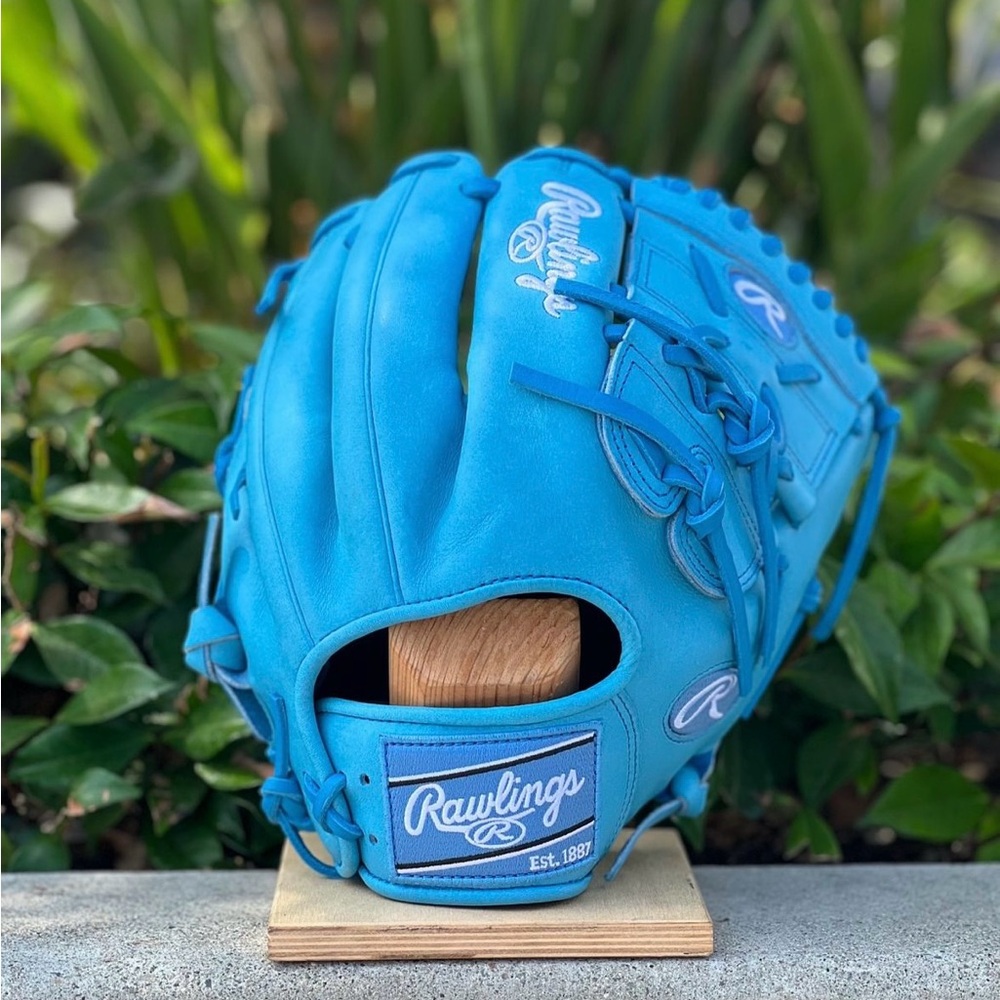 Custom Wilson gloves - Picture 2 of 3